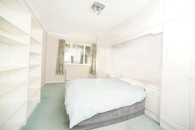  Image of 6 bedroom Detached house to rent in Manor Lane Sunbury-on-Thames TW16 at Manor Lane, Sunbury-On-Thames TW16