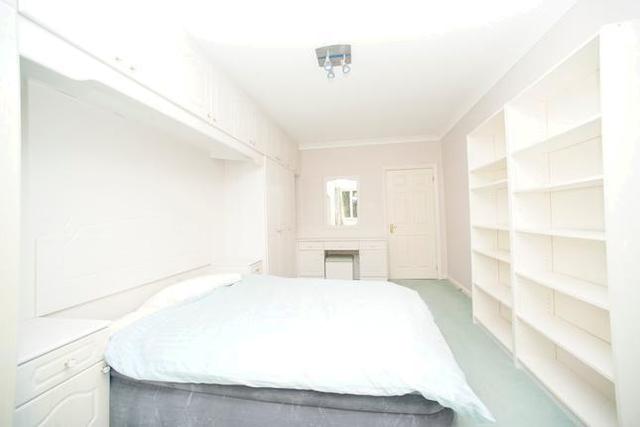  Image of 6 bedroom Detached house to rent in Manor Lane Sunbury-on-Thames TW16 at Manor Lane, Sunbury-On-Thames TW16
