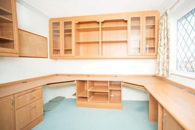  Image of 6 bedroom Detached house to rent in Manor Lane Sunbury-on-Thames TW16 at Manor Lane, Sunbury-On-Thames TW16