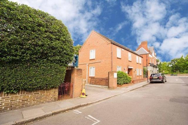  Image of 2 bedroom Flat to rent in Oak Lane Twickenham TW1 at Oak Lane, Twickenham TW1