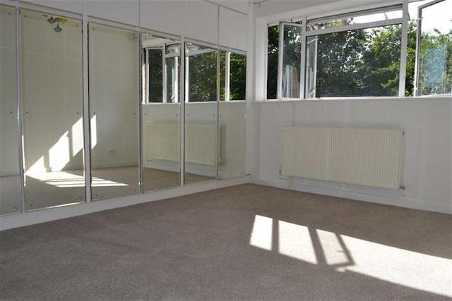  Image of 2 bedroom Flat to rent in Cumberland Gardens Holders Hill Road London NW4 at Cumberland Gardens, Hendon, London NW4