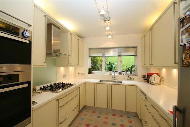  Image of 3 bedroom Flat to rent in Holmbury Park Bromley BR1 at Holmbury Park, Bromley BR1