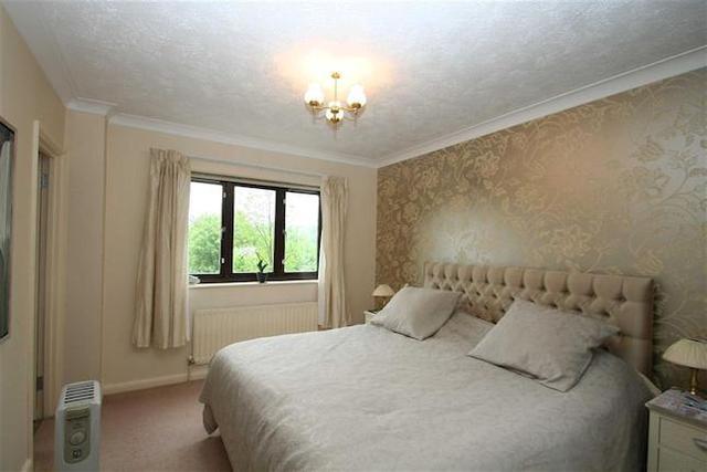  Image of 3 bedroom Flat to rent in Holmbury Park Bromley BR1 at Holmbury Park, Bromley BR1