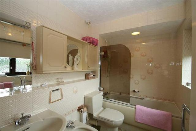  Image of 3 bedroom Flat to rent in Holmbury Park Bromley BR1 at Holmbury Park, Bromley BR1