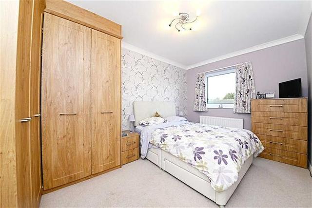  Image of 2 bedroom Flat to rent in Rowlands Close London NW7 at Rowlands Close, Mill Hill, London NW7