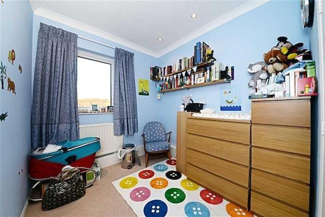  Image of 2 bedroom Flat to rent in Rowlands Close London NW7 at Rowlands Close, Mill Hill, London NW7