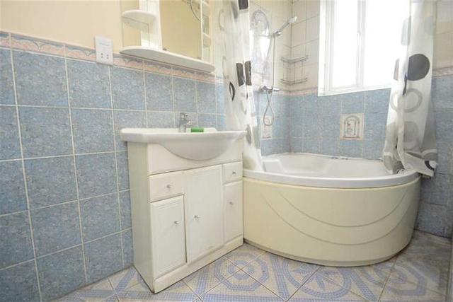  Image of 3 bedroom Property to rent in Redbridge Lane East Ilford IG4 at Redbridge Lane East, Redbridge IG4