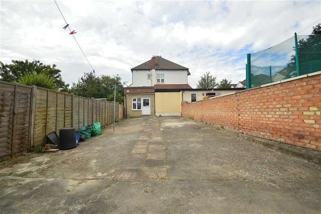  Image of 3 bedroom Property to rent in Redbridge Lane East Ilford IG4 at Redbridge Lane East, Redbridge IG4
