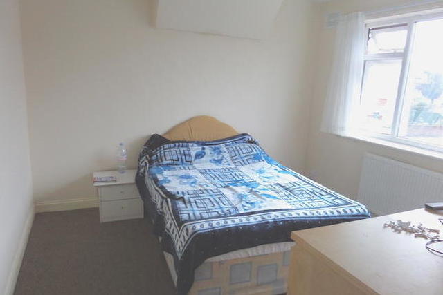  Image of 2 bedroom Flat to rent in Dale Drive Hayes UB4 at Dale Drive, Hayes UB4