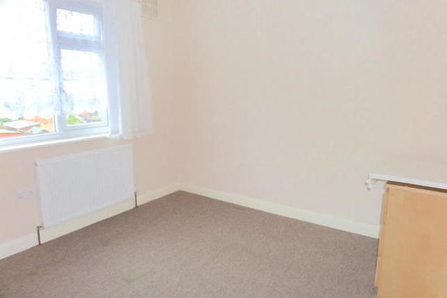  Image of 2 bedroom Flat to rent in Dale Drive Hayes UB4 at Dale Drive, Hayes UB4
