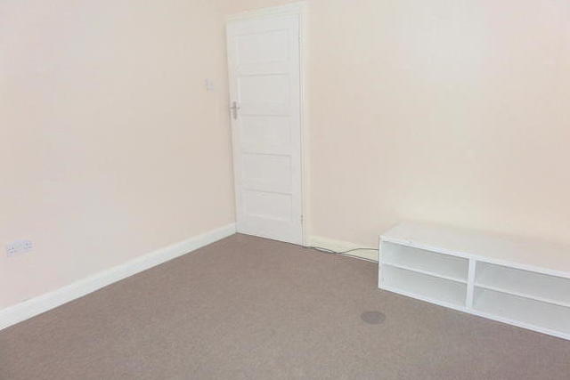  Image of 2 bedroom Flat to rent in Dale Drive Hayes UB4 at Dale Drive, Hayes UB4