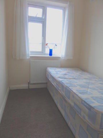  Image of 2 bedroom Flat to rent in Dale Drive Hayes UB4 at Dale Drive, Hayes UB4