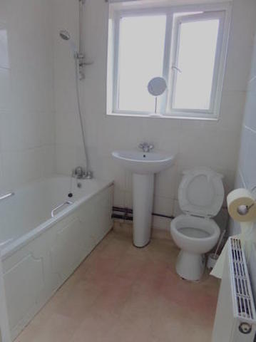  Image of 2 bedroom Flat to rent in Dale Drive Hayes UB4 at Dale Drive, Hayes UB4