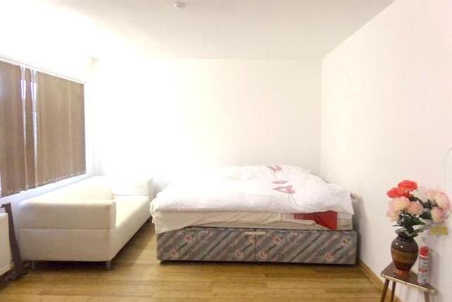  Image of Studio flat to rent in Longford Gardens Hayes UB4 at Longford Garden, Hayes UB4