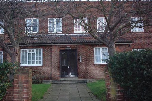  Image of 2 bedroom Flat to rent in Queens Road London NW4 at Queens Road, Hendon NW4