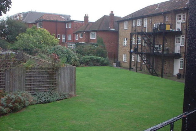  Image of 2 bedroom Flat to rent in Queens Road London NW4 at Queens Road, Hendon NW4