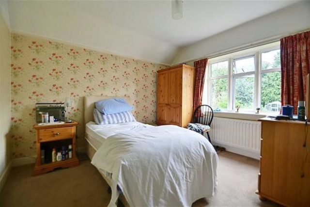  Image of 3 bedroom Detached house for sale in Lynton Avenue St. Mary Cray Orpington BR5 at Lynton Avenue, St. Mary Cray, Orpington BR5