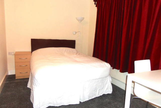  Image of 1 bedroom Room to rent in Springfield Road Ashford TW15 at Springfield Road, Ashford TW15