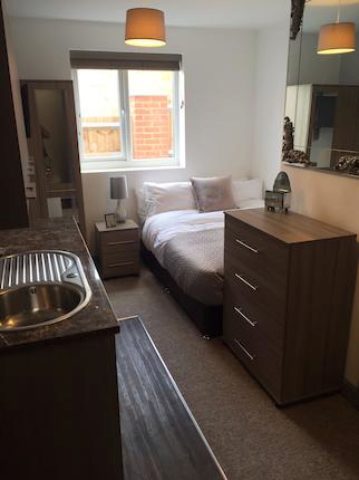  Image of Studio flat to rent in Oxford Road Reading RG1 at Oxford Road, Reading RG1