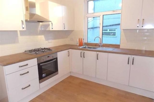  Image of 3 bedroom End of Terrace to rent in Aberrhondda Road Porth CF39 at Aberrhondda Road, Porth CF39