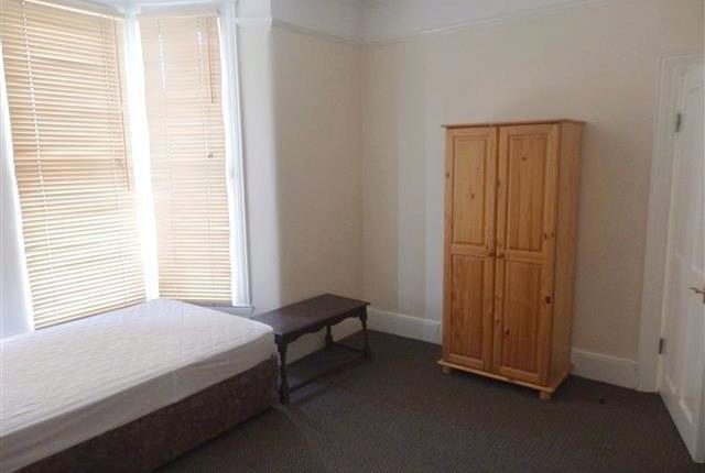  Image of 2 bedroom Flat to rent in Felbrigge Road Ilford IG3 at Felbrigge Road, Seven Kings IG3
