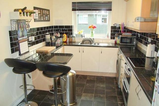  Image of 2 bedroom Maisonette for sale in Kennedy Drive Pangbourne Reading RG8 at Kennedy Drive, Pangbourne RG8