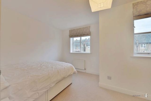  Image of 3 bedroom Town House to rent in Barnsdale Avenue London E14 at Barnsdale Avenue, London E14