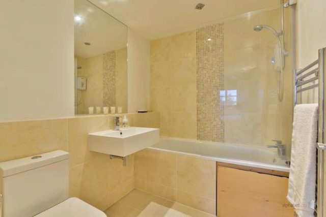  Image of 3 bedroom Town House to rent in Barnsdale Avenue London E14 at Barnsdale Avenue, London E14
