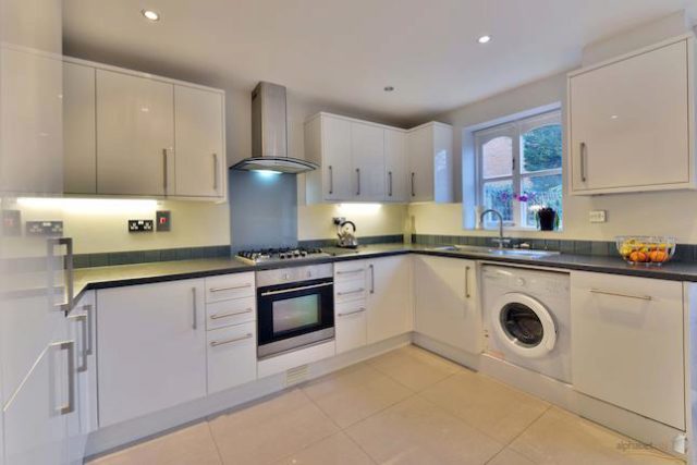  Image of 3 bedroom Town House to rent in Barnsdale Avenue London E14 at Barnsdale Avenue, London E14