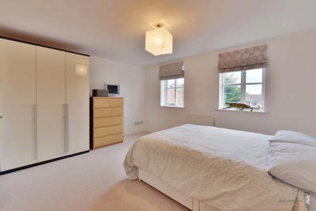  Image of 3 bedroom Town House to rent in Barnsdale Avenue London E14 at Barnsdale Avenue, London E14