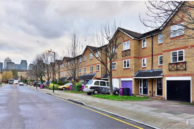  Image of 3 bedroom Town House to rent in Barnsdale Avenue London E14 at Barnsdale Avenue, London E14