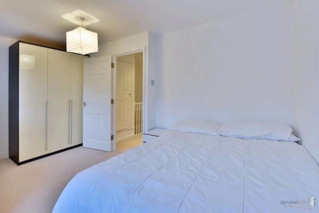  Image of 3 bedroom Town House to rent in Barnsdale Avenue London E14 at Barnsdale Avenue, London E14