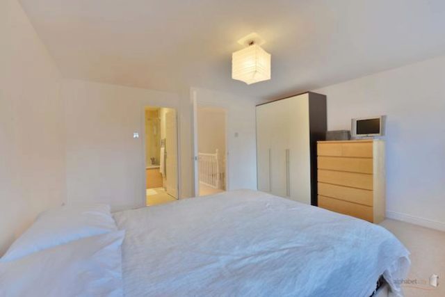  Image of 3 bedroom Town House to rent in Barnsdale Avenue London E14 at Barnsdale Avenue, London E14