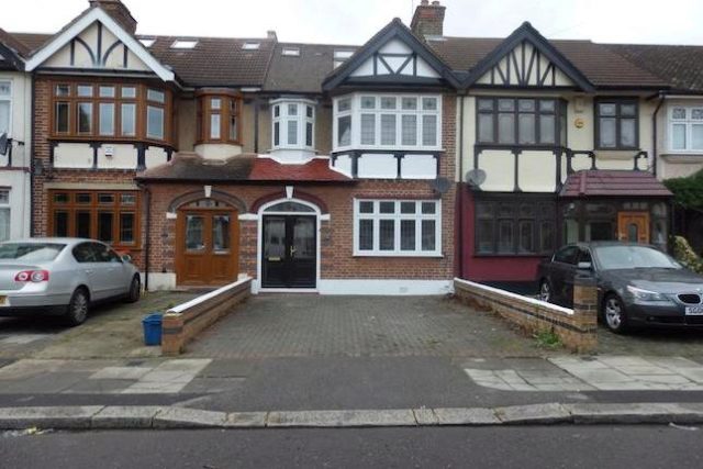  Image of 4 bedroom Property to rent in Ilfracombe Gardens Chadwell Heath Romford RM6 at Ilfracombe Gardens, Chadwell Heath RM6