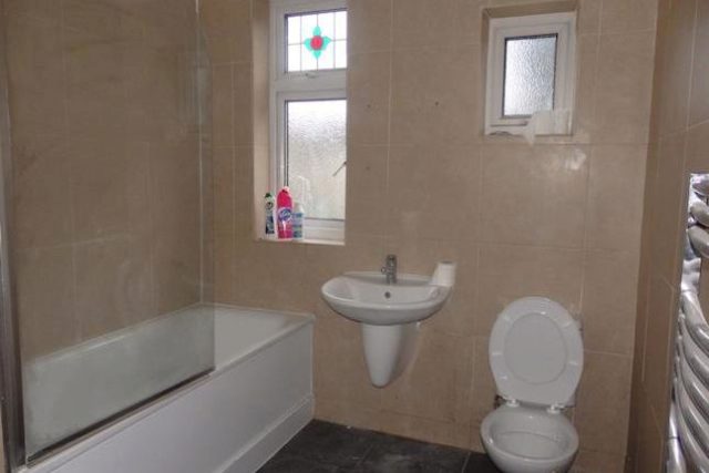  Image of 4 bedroom Property to rent in Ilfracombe Gardens Chadwell Heath Romford RM6 at Ilfracombe Gardens, Chadwell Heath RM6