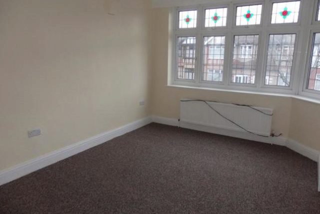  Image of 4 bedroom Property to rent in Ilfracombe Gardens Chadwell Heath Romford RM6 at Ilfracombe Gardens, Chadwell Heath RM6