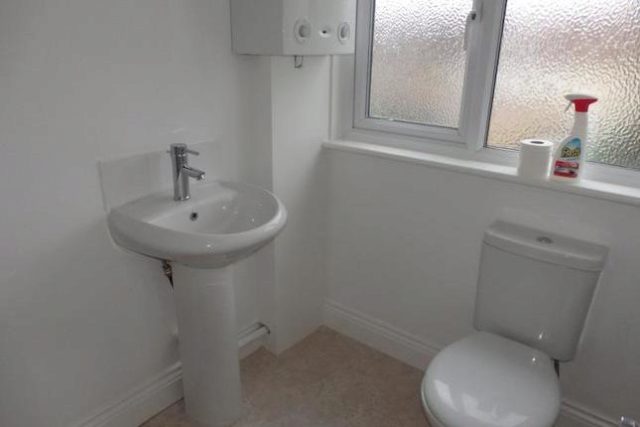  Image of 4 bedroom Property to rent in Ilfracombe Gardens Chadwell Heath Romford RM6 at Ilfracombe Gardens, Chadwell Heath RM6