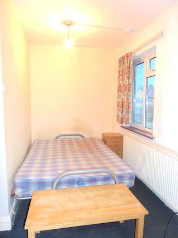  Image of Studio flat to rent in Catherine Gardens Hounslow TW3 at Catherine Gardens, Hounslow TW3