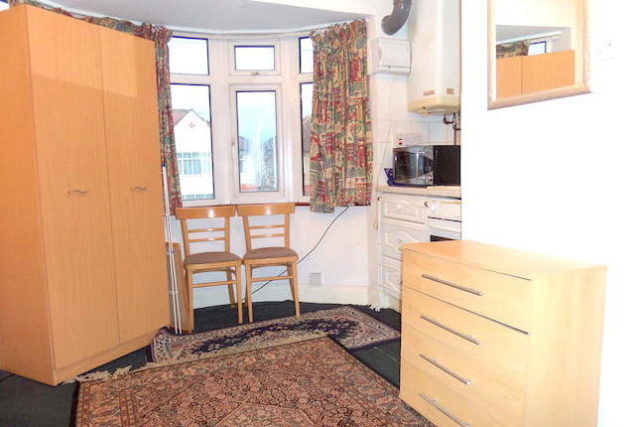  Image of Studio flat to rent in Catherine Gardens Hounslow TW3 at Catherine Gardens, Hounslow TW3