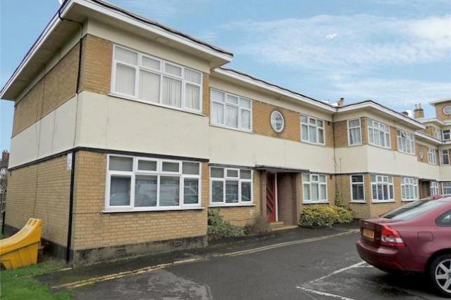  Image of 2 bedroom Flat for sale in Lincoln Close Woodside Croydon SE25 at Lincoln Close, Woodside, Croydon SE25