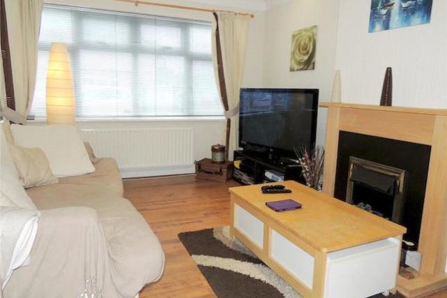  Image of 2 bedroom Flat for sale in Lincoln Close Woodside Croydon SE25 at Lincoln Close, Woodside, Croydon SE25