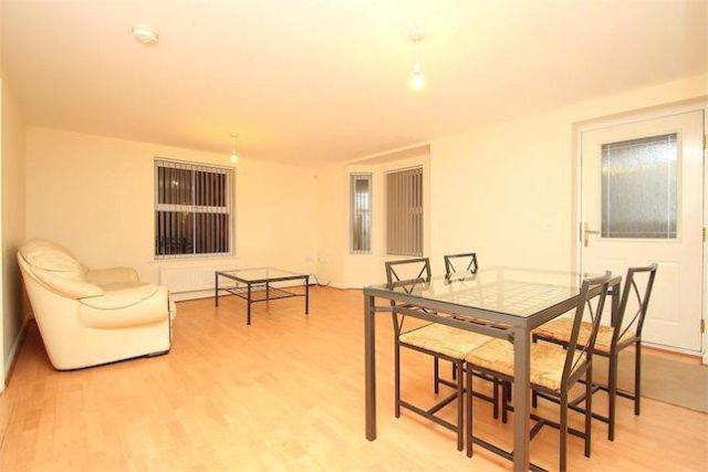  Image of 2 bedroom Flat to rent in Parsons Road Slough SL3 at Parsons Road, Langley, Berkshire SL3