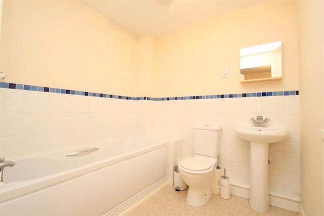 Image of 2 bedroom Flat to rent in Parsons Road Slough SL3 at Parsons Road, Langley, Berkshire SL3