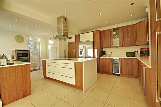  Image of 4 bedroom Semi-Detached house for sale in Kingsway Petts Wood Orpington BR5 at Kingsway, Petts Wood, Orpington BR5