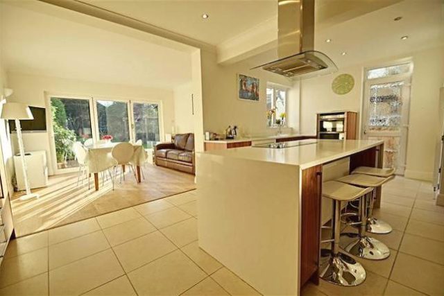  Image of 4 bedroom Semi-Detached house for sale in Kingsway Petts Wood Orpington BR5 at Kingsway, Petts Wood, Orpington BR5