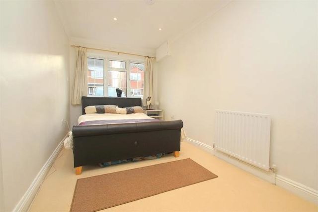  Image of 5 bedroom Detached house to rent in Earlsfield Holyport Maidenhead SL6 at Earlsfield, Holyport, Berkshire SL6