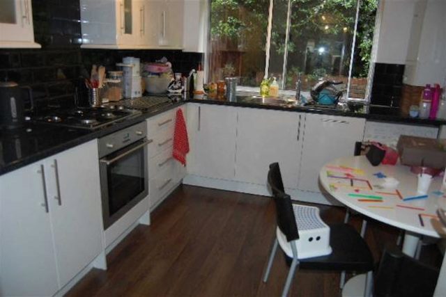  Image of 2 bedroom Flat to rent in North Crescent London N3 at North Crescent, Finchley, London N3