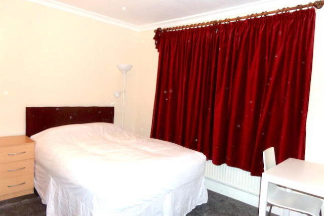  Image of 1 bedroom Room to rent in Springfield Road Ashford TW15 at Springfield Road, Ashford TW15