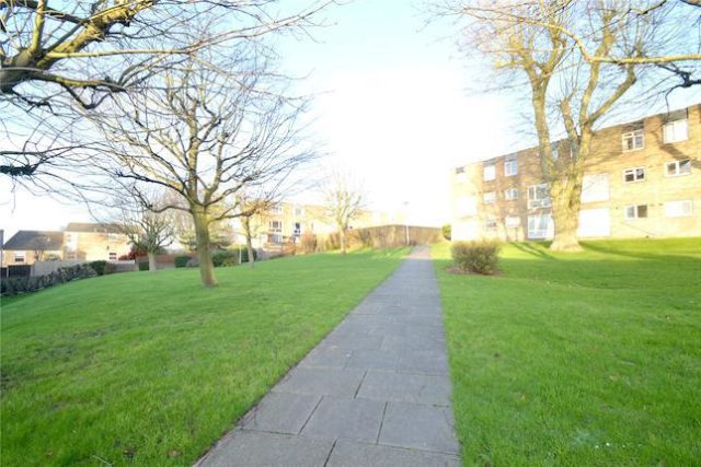  Image of 2 bedroom Maisonette to rent in Turnpike Link Croydon CR0 at Turnpike Link, Croydon CR0