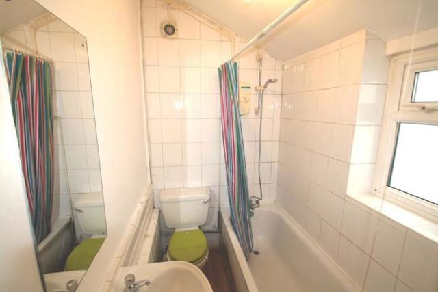  Image of 2 bedroom Terraced house to rent in Amity Street Reading RG1 at Amity Street, Reading RG1